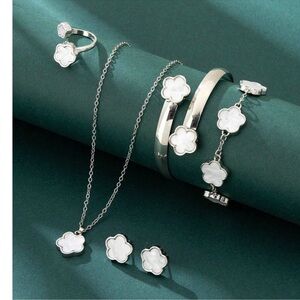 Luxe Silver Tone Flower Necklace Ring Jewelry Set